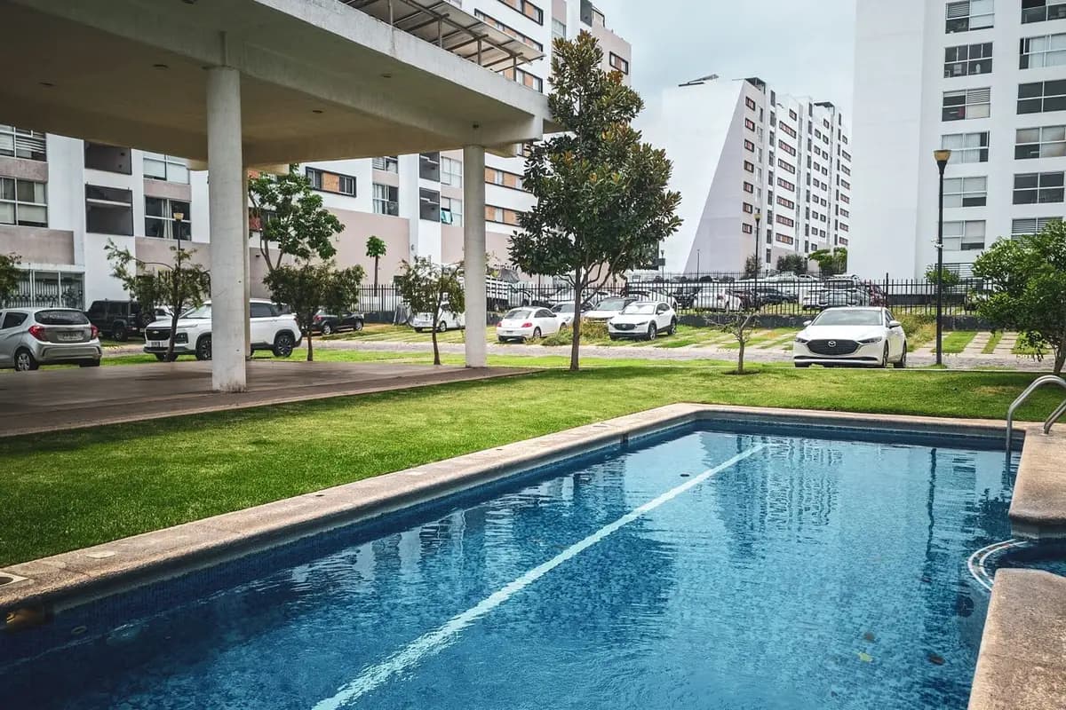 Hồ bơi và sân vườn nội khu chung cư
